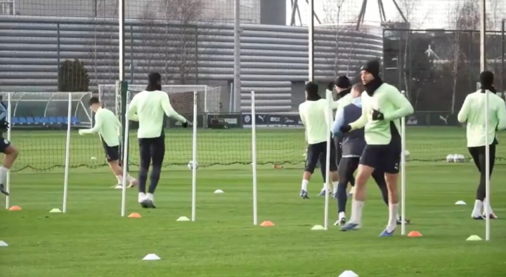 开云官方网站-曼城备战加拉塔萨雷，尼科·冈萨雷斯参加了曼城的公开训练